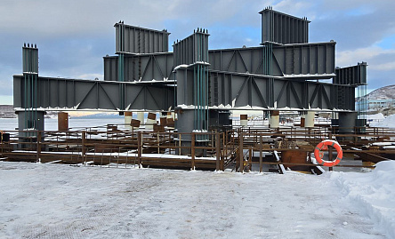 фото Проведение испытаний свай статической нагрузкой в основании рабочей площадки, швартовных и швартовно-отбойных палов Причала №1 и берегоукрепительного сооружения объекта: «Регазификационный комплекс СПГ в Камчатском крае»