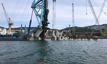 фото Проведение испытаний свай статической нагрузкой в основании рабочей площадки, швартовных и швартовно-отбойных палов Причала №1 и берегоукрепительного сооружения объекта: «Регазификационный комплекс СПГ в Камчатском крае»